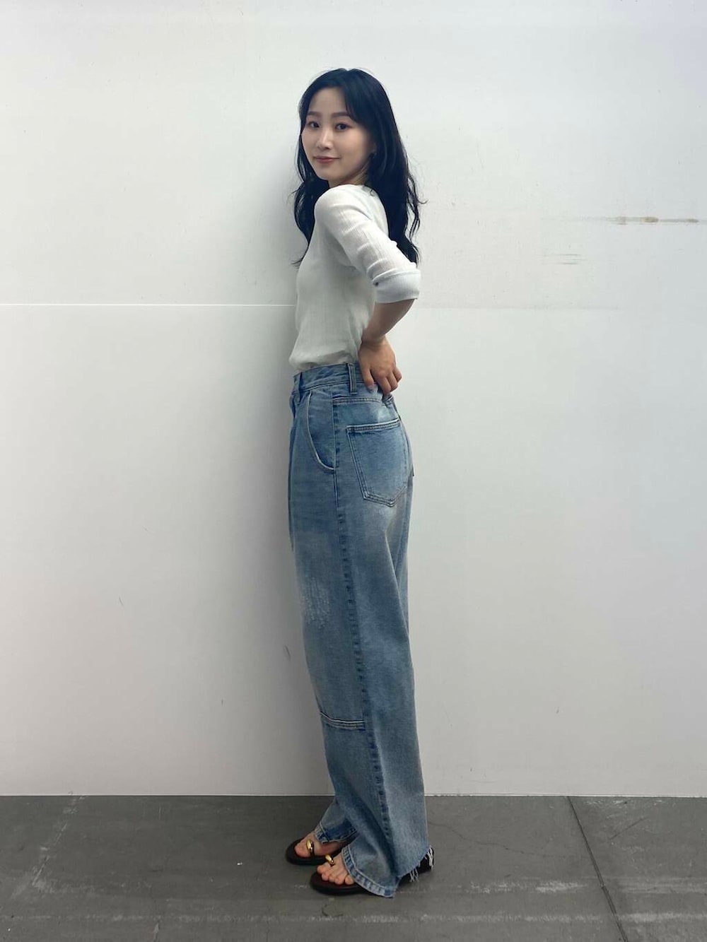 ブラウン系のサンダル、グリーン系のTシャツ/カットソー、ブルー系のデニムパンツを着用したレディースの夏コーディネートの4枚目の写真