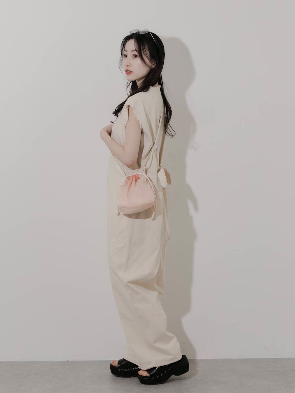 「カジュアル、KBF、オーバーオール、SMELLY、ブルベ夏、骨格ウェーブ、初夏のお出掛けコーデ、ブルベ夏×骨格ウェーブ」｜「SMELLYのオーバルメタルサングラス（サングラス、シルバー系）」を使った、美波さん（レディース・158cm）の春コーディネートの4枚目の写真