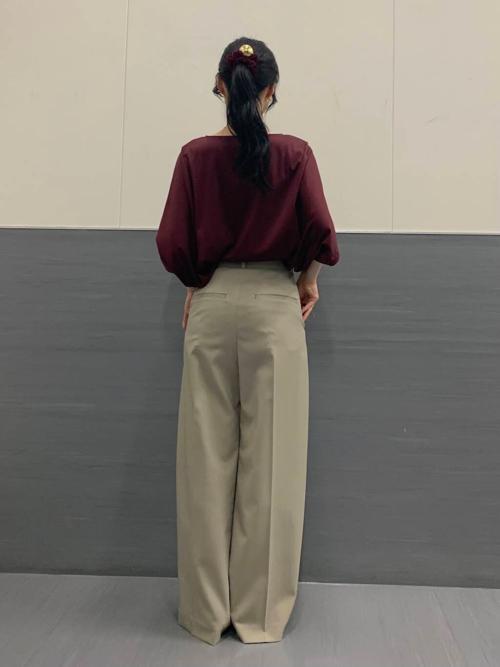 「接触冷感、オフィスカジュアル、ROSSO、お仕事、ブルベ夏、骨格ウェーブ、きれいめtシャツ、キレイめスタイル、ブルベ夏×骨格ウェーブ、sip2412」｜「URBAN RESEARCH ROSSO WOMENの防シワハイウエストワイドスラックス（その他パンツ、ブラウン系）」を使った、美波さん（レディース・158cm）の夏コーディネートの6枚目の写真