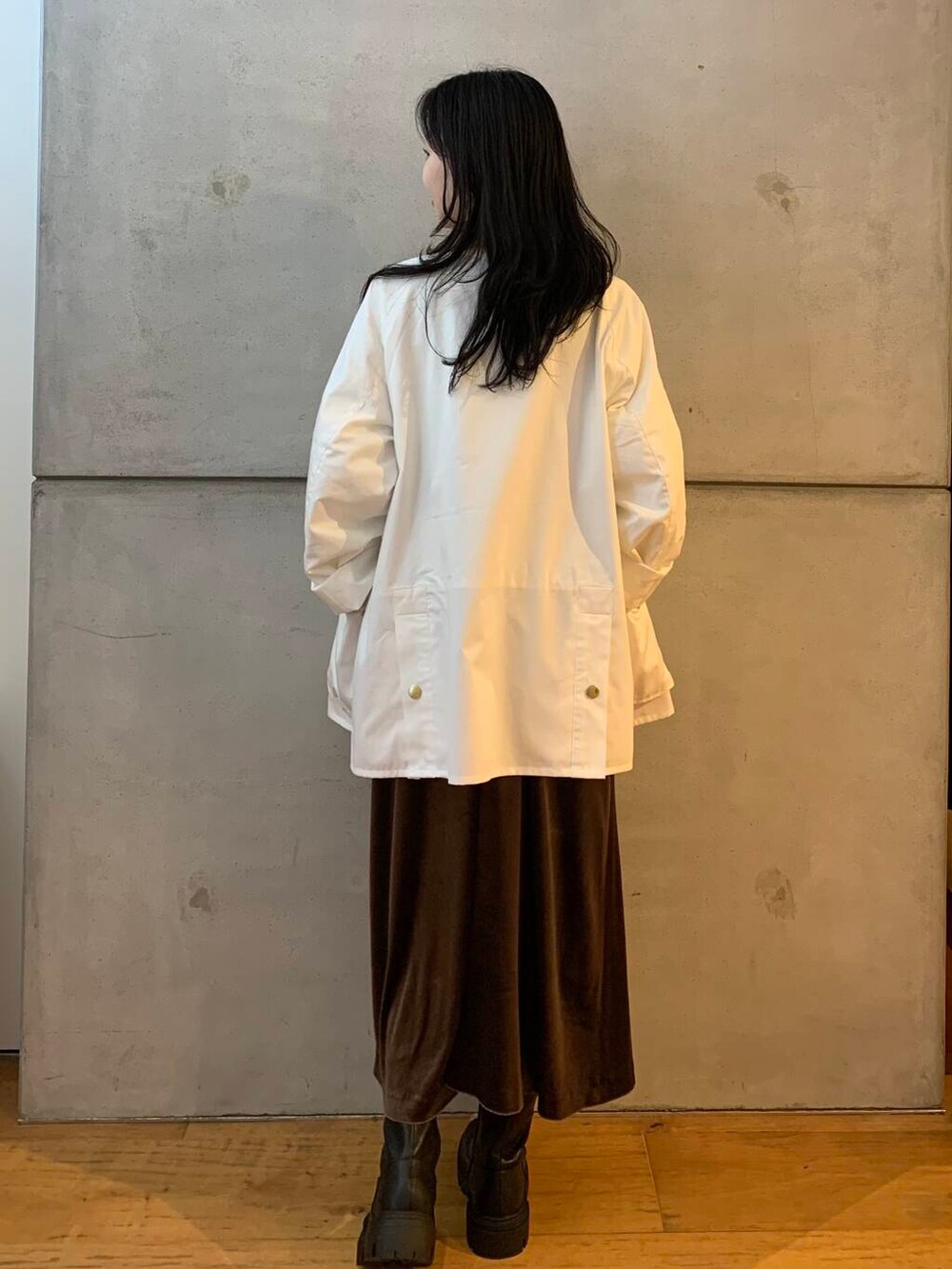 ホワイト系のTシャツ/カットソー、ブラック系のブーツ、グリーン系のワンピースを着用したレディースの秋コーディネートの6枚目の写真