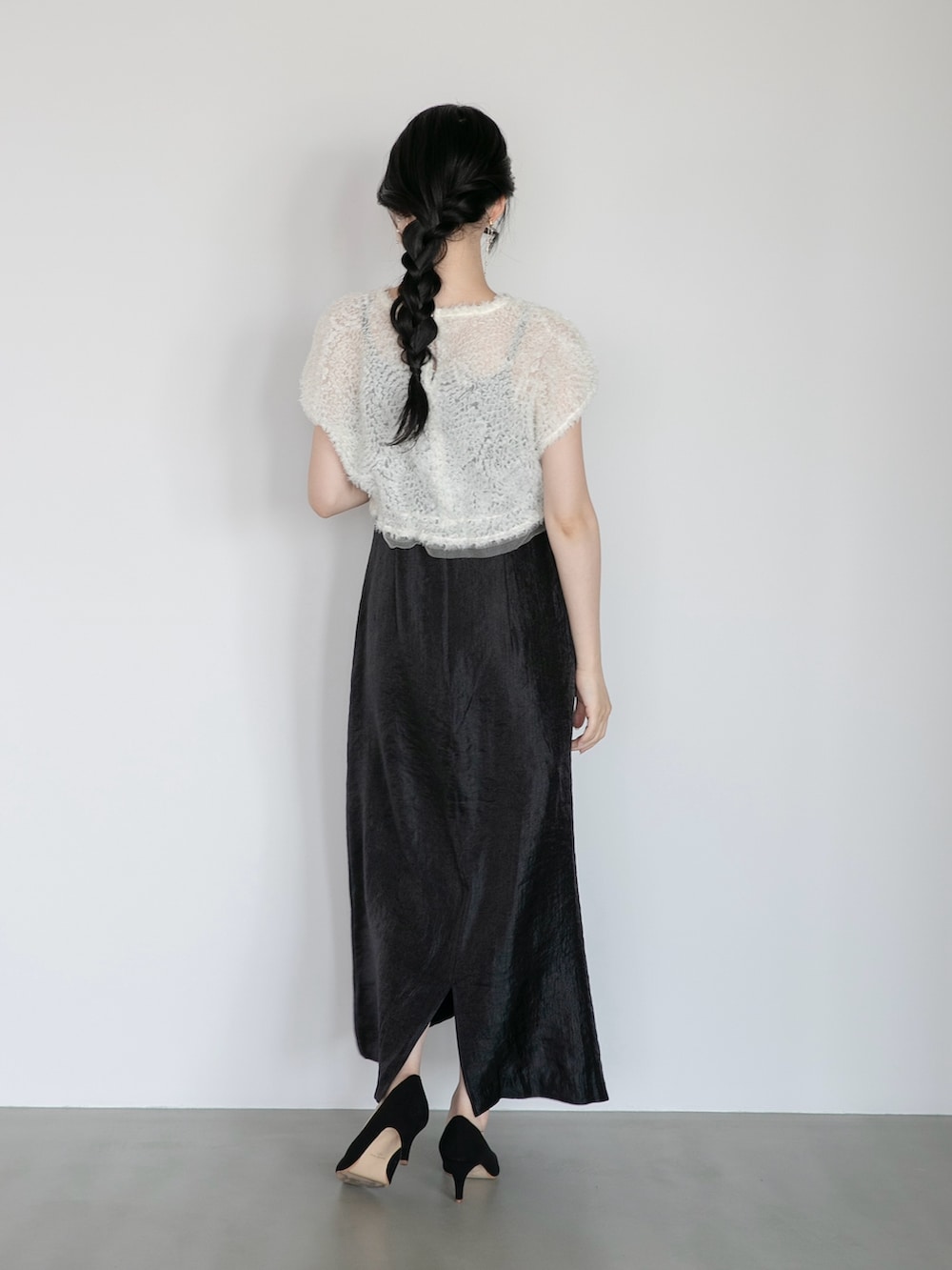 ブラック系のワンピース、ブラック系のパンプスを着用したレディースの夏コーディネートの3枚目の写真