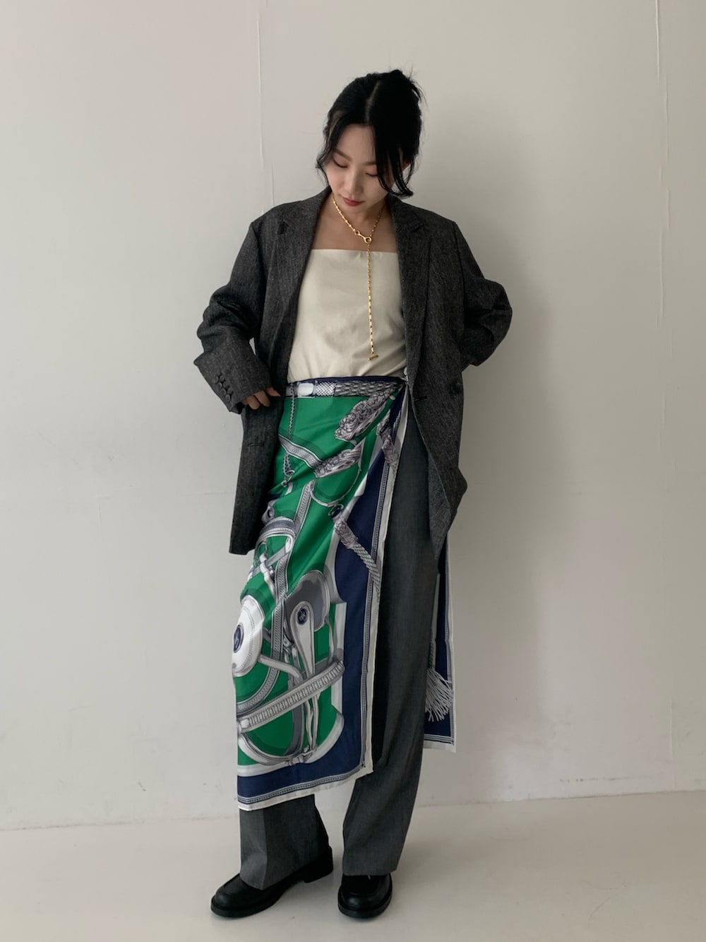 ブラック系のその他アウター、ホワイト系のキャミソール、グレー系のその他パンツを着用したレディースの秋コーディネートの2枚目の写真