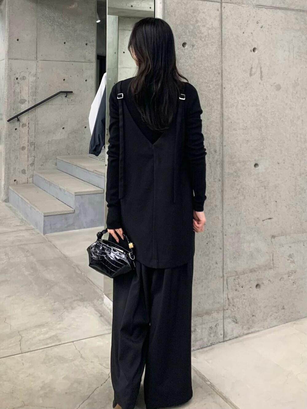 ブラック系のブーツ、ブラック系のその他パンツ、ブラック系のショルダーバッグを着用したレディースの冬コーディネートの7枚目の写真