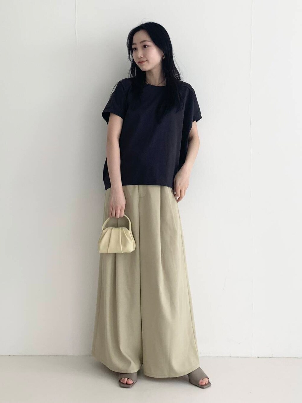 ベージュ系のその他パンツ、イエロー系のハンドバッグ、ブラウン系のTシャツ/カットソーを着用したレディースの春コーディネートの2枚目の写真