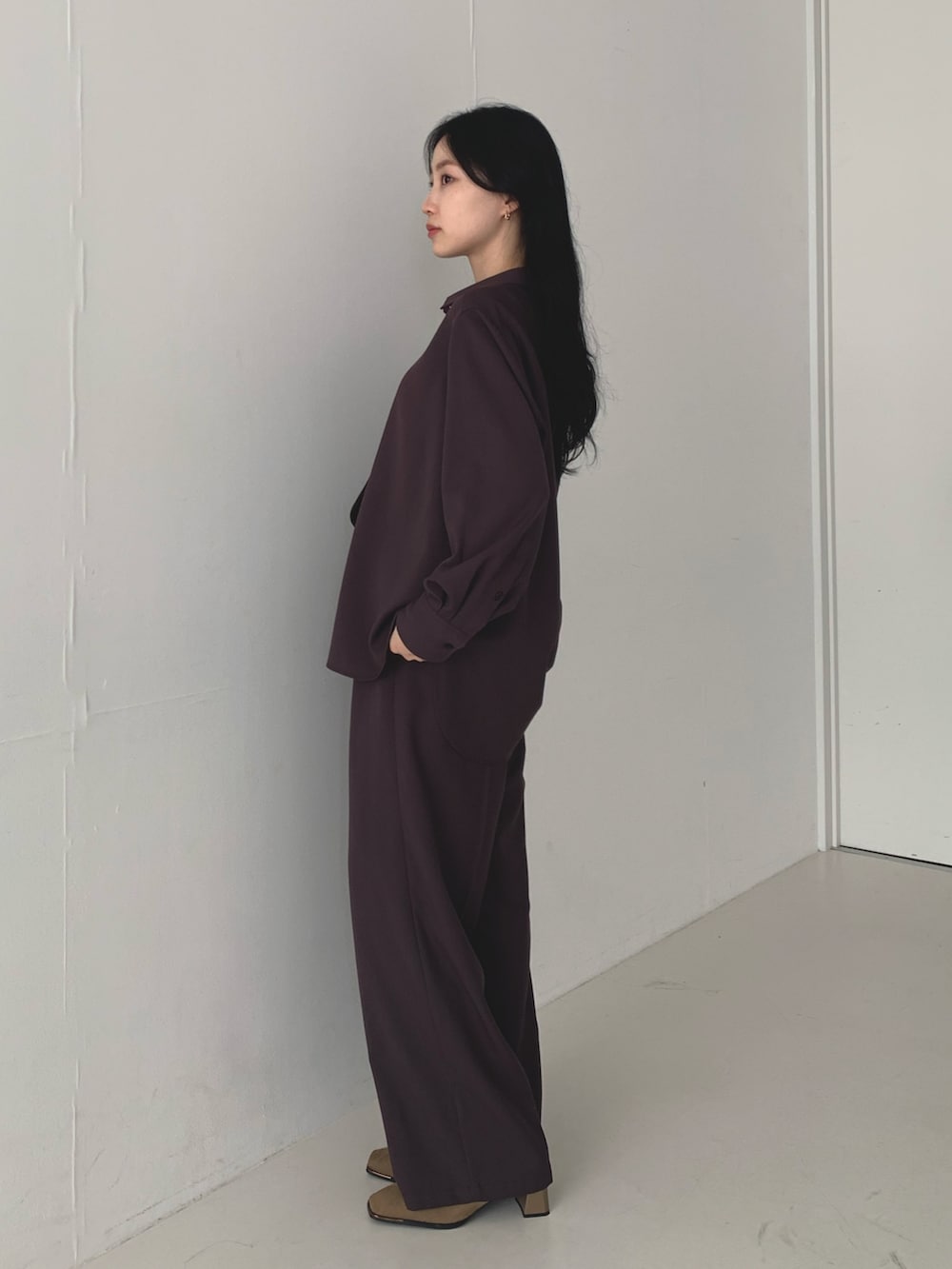 レッド系のシャツ/ブラウス、レッド系のその他パンツ、ベージュ系のパンプスを着用したレディースの秋コーディネートの2枚目の写真