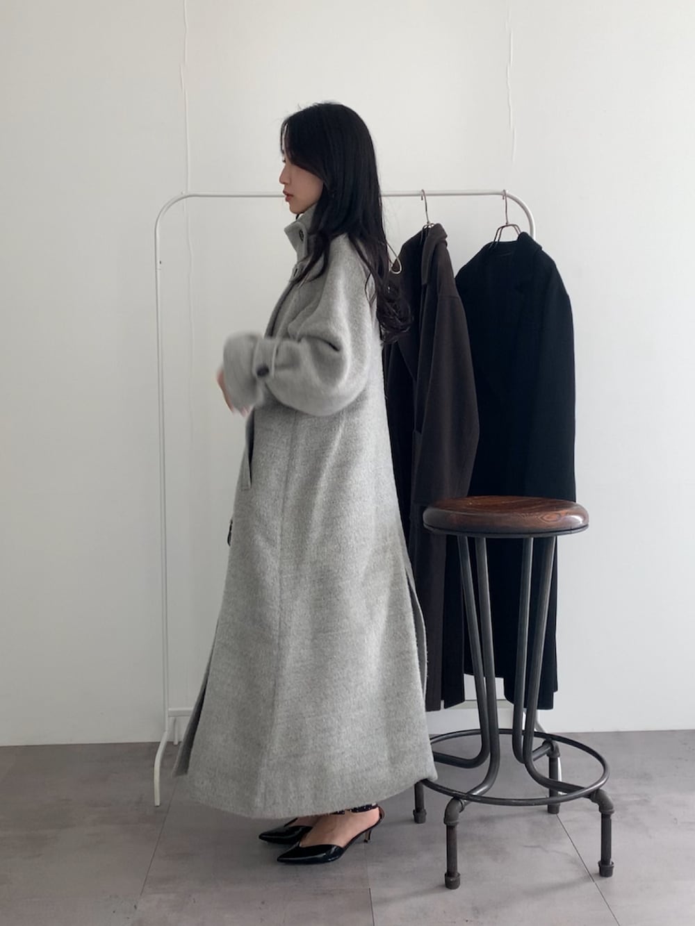 グレー系のその他アウター、ブルー系のワンピースを着用したレディースの冬コーディネートの5枚目の写真