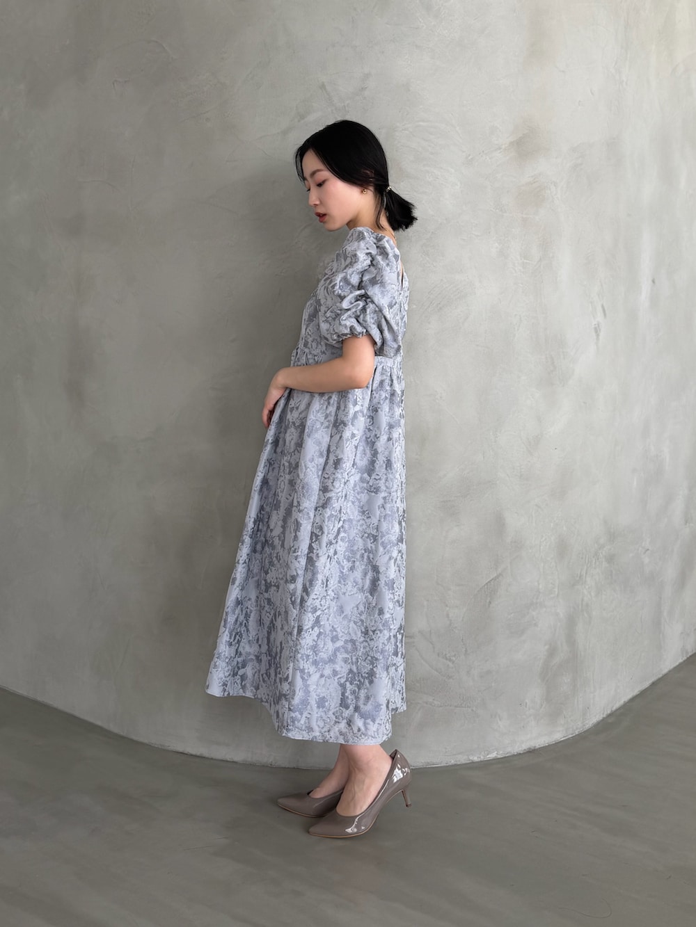 グレー系のワンピースを着用したレディースの冬コーディネートの3枚目の写真