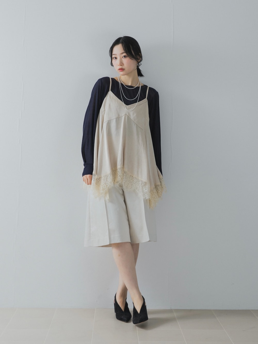 ホワイト系のキャミソール、ブルー系のTシャツ/カットソー、ホワイト系のその他パンツを着用したレディースの夏コーディネートの2枚目の写真