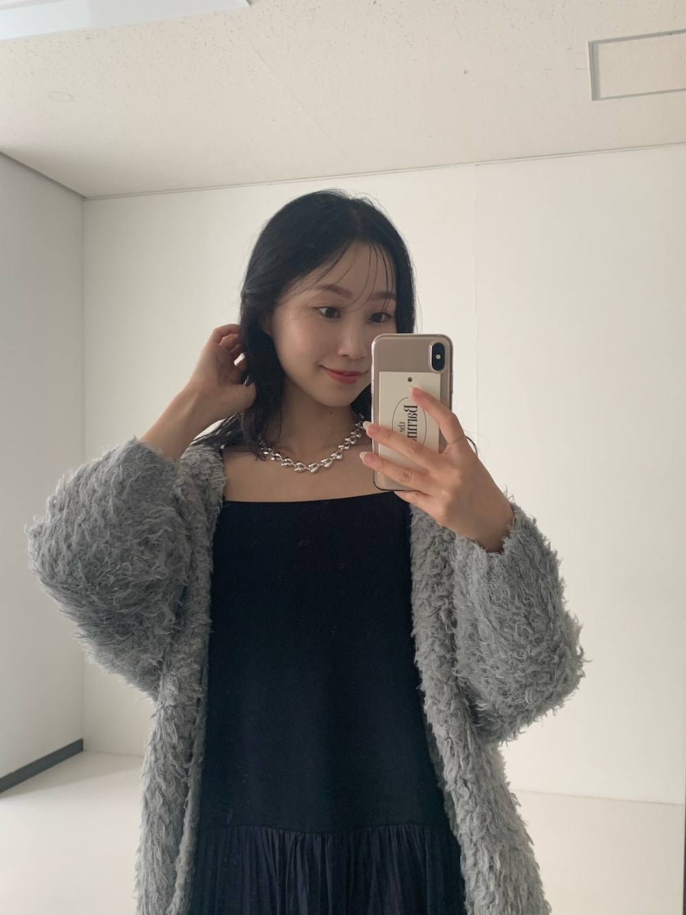 ブルー系のワンピース、グレー系のカーディガン/ボレロ、ブラック系のその他シューズを着用したレディースの秋コーディネートの3枚目の写真