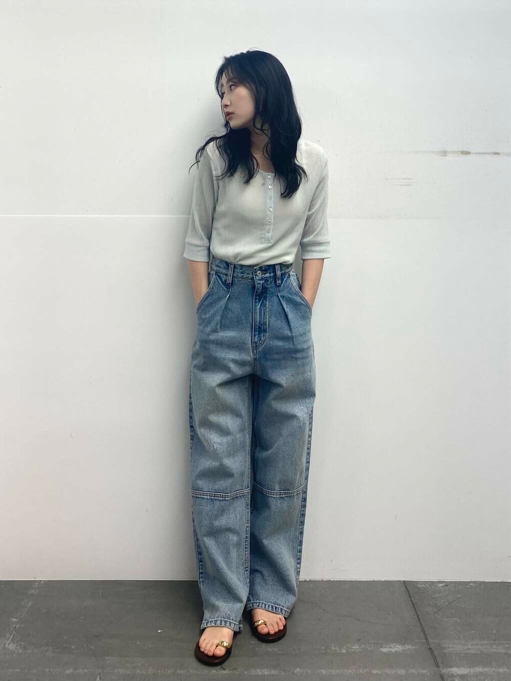 ブラウン系のサンダル、グリーン系のTシャツ/カットソー、ブルー系のデニムパンツを着用したレディースの夏コーディネートの2枚目の写真