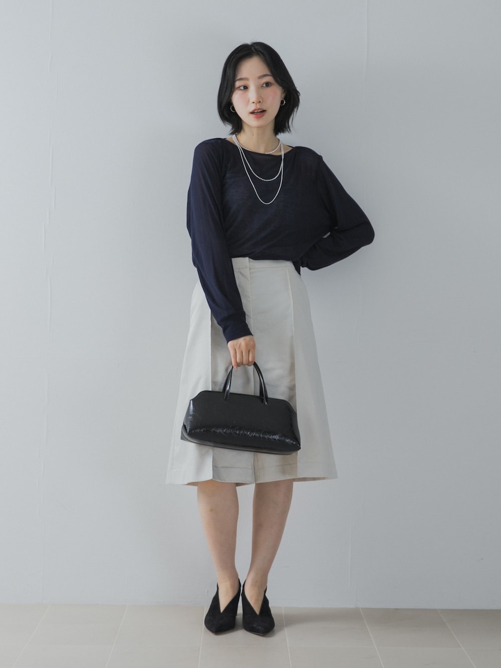 ホワイト系のその他パンツ、ブルー系のTシャツ/カットソー、ブラック系のその他シューズを着用したレディースの夏コーディネートの3枚目の写真
