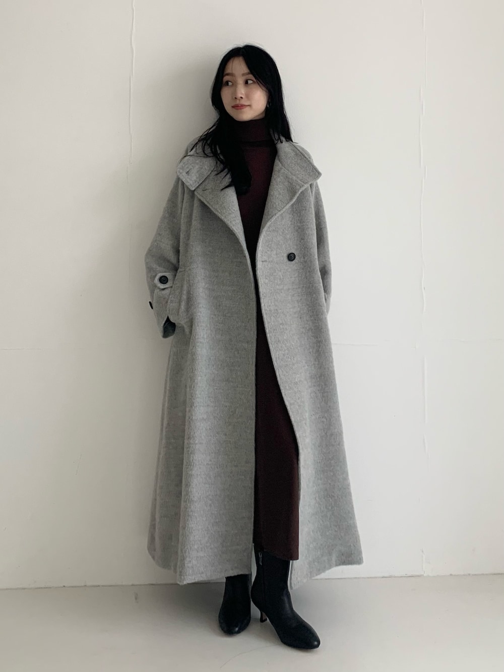 グレー系のその他アウター、ブラック系のブーツを着用したレディースの秋コーディネートの2枚目の写真