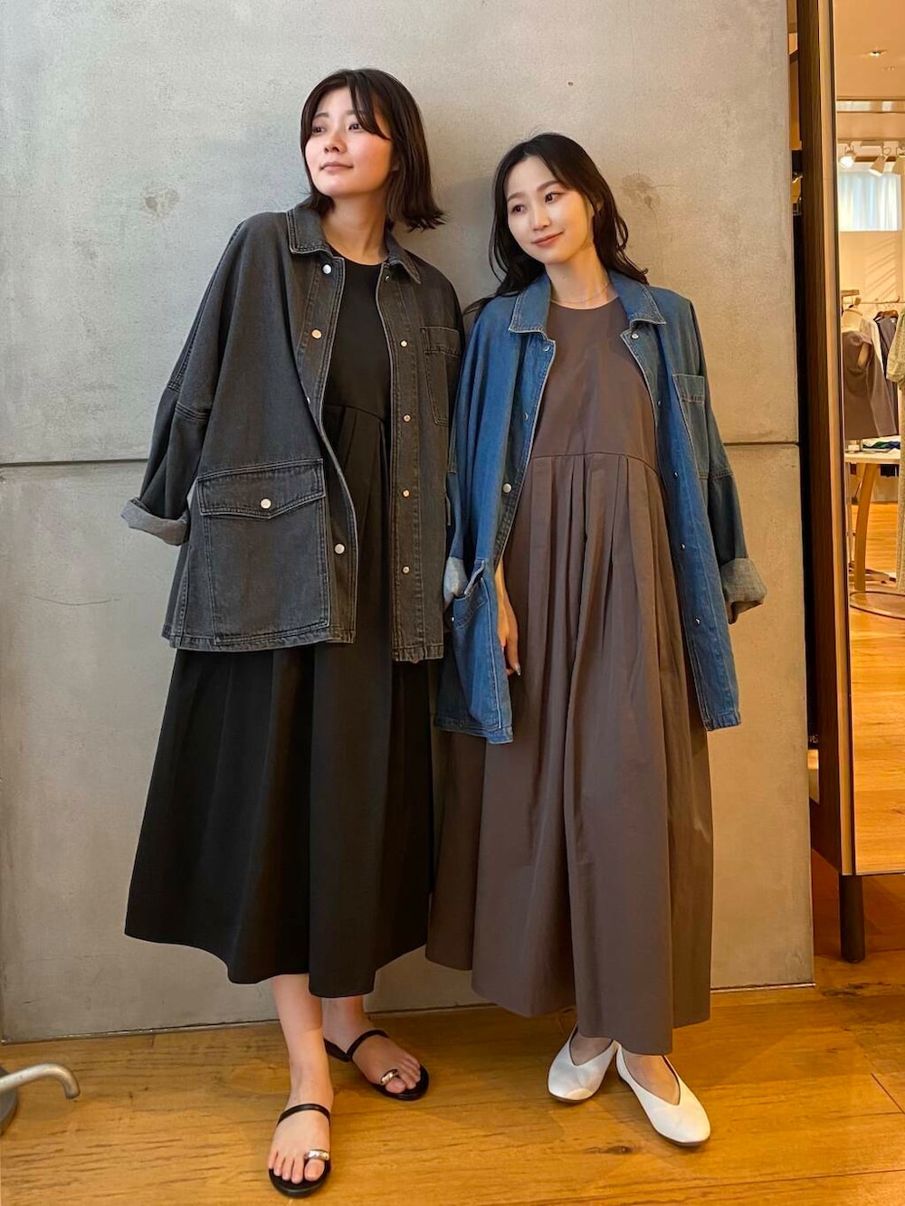 ホワイト系のパンプス、ブラック系のサンダル、グリーン系のワンピースを着用したレディースの夏コーディネートの3枚目の写真