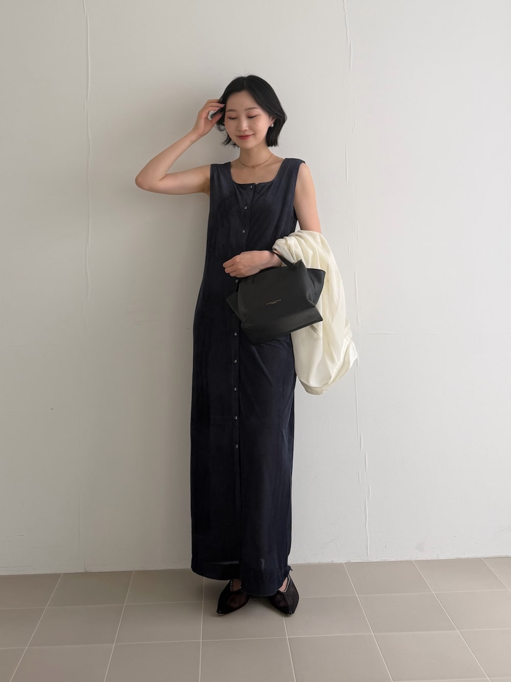 ブルー系のワンピース、ホワイト系のシャツ/ブラウス、ブラック系のサンダルを着用したレディースの夏コーディネートの2枚目の写真