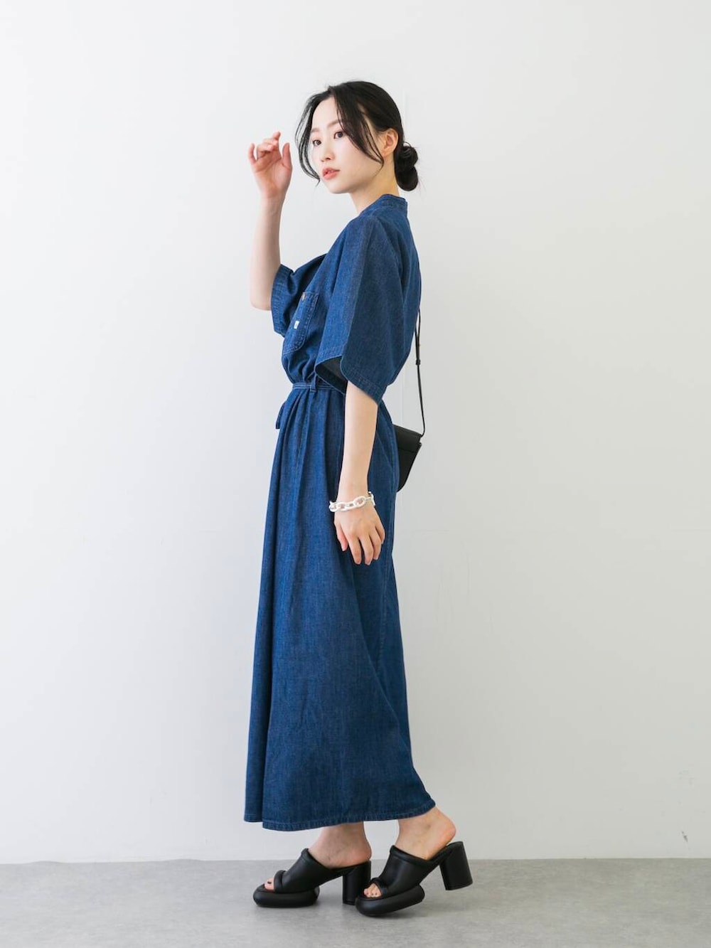 「ワンピース、lee、デニム、休日コーデ、ROSSO、ブルベ夏、骨格ウェーブ、キレイめスタイル、ブルベ夏×骨格ウェーブ、ワンピース×低身長、sip2412、rossoワンピース」｜「URBAN RESEARCH ROSSO WOMENの『別注』Lee×ROSSO　WORK ONE-PIECE（ワンピース、ブルー系）」を使った、美波さん（レディース・158cm）の夏コーディネートの2枚目の写真