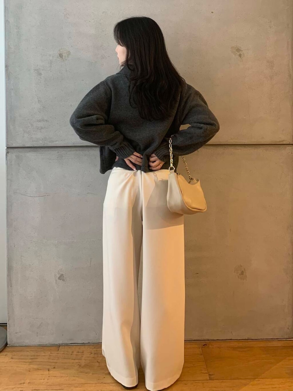 ホワイト系のTシャツ/カットソー、ホワイト系のその他パンツ、ベージュ系のショルダーバッグを着用したレディースの秋コーディネートの6枚目の写真