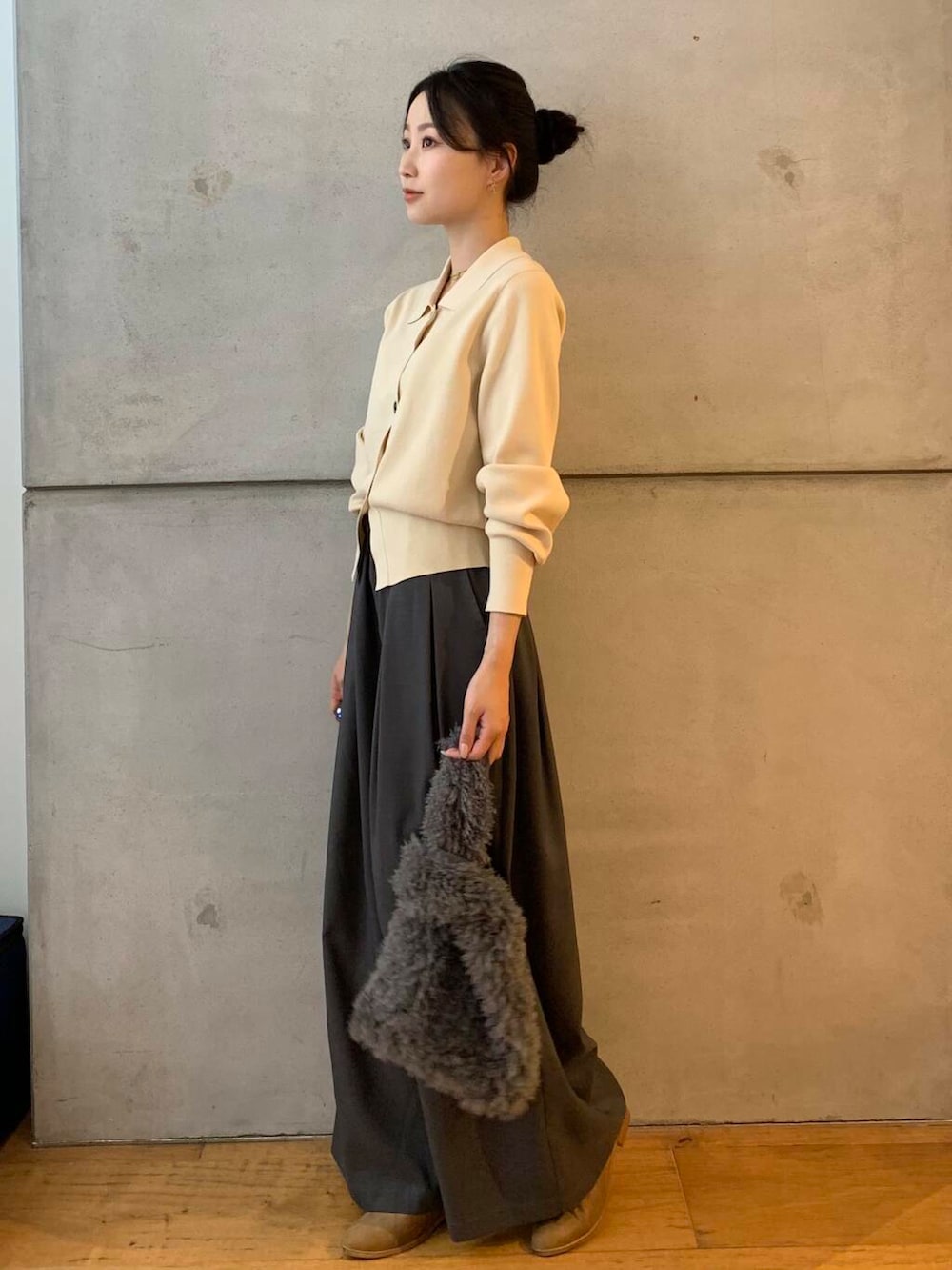 ホワイト系のカーディガン/ボレロ、グレー系のその他パンツ、グレー系のハンドバッグを着用したレディースの秋コーディネートの4枚目の写真