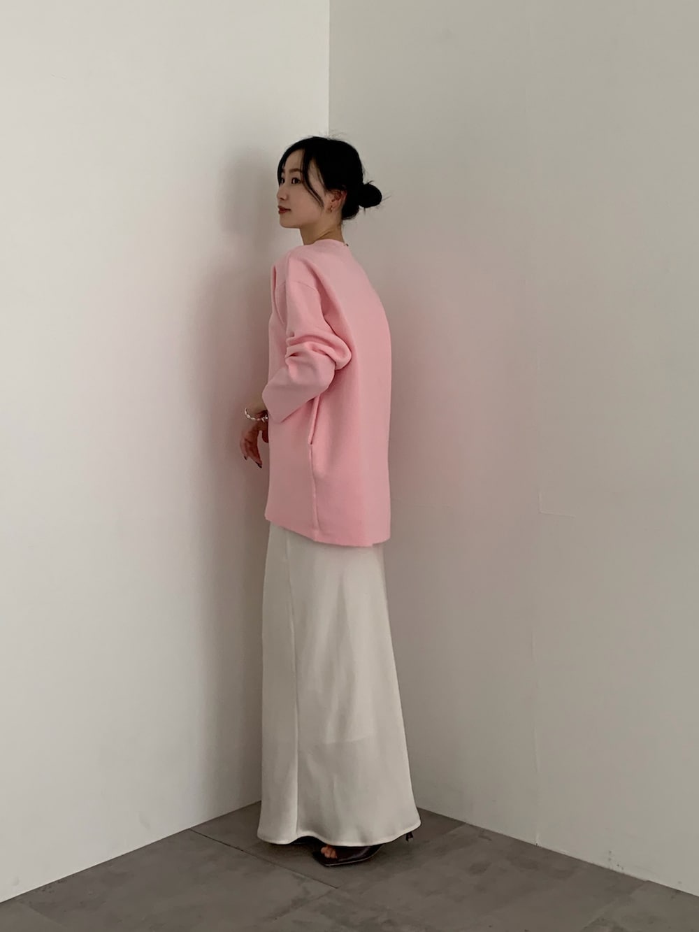 ピンク系のカーディガン/ボレロ、ホワイト系のスカートを着用したレディースの春コーディネートの3枚目の写真