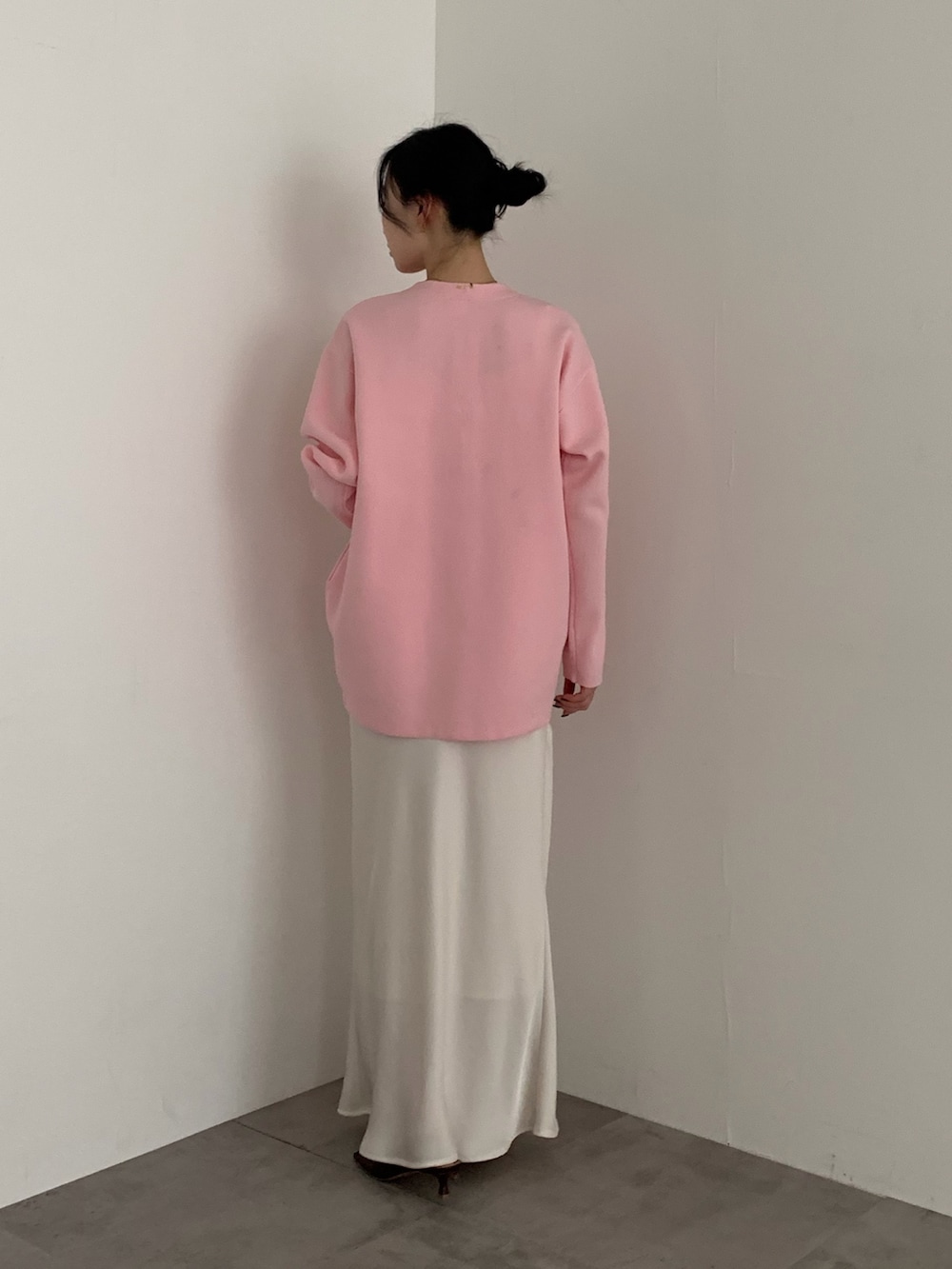 ピンク系のカーディガン/ボレロ、ホワイト系のスカートを着用したレディースの春コーディネートの4枚目の写真