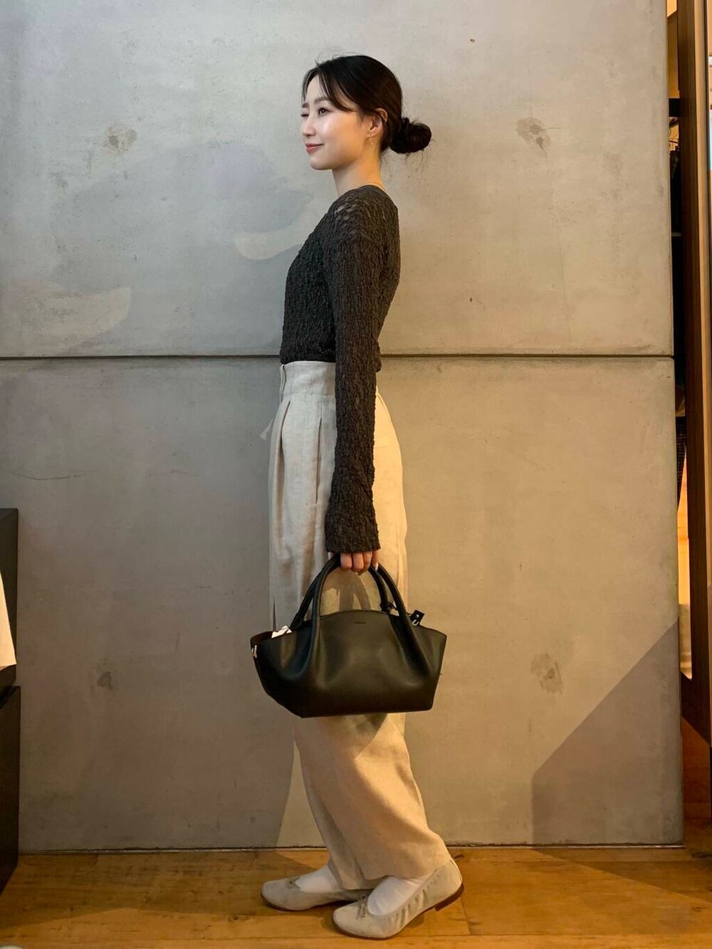 ベージュ系のその他パンツ、ブラウン系のバレエシューズ、ブラック系のショルダーバッグを着用したレディースの秋コーディネートの4枚目の写真