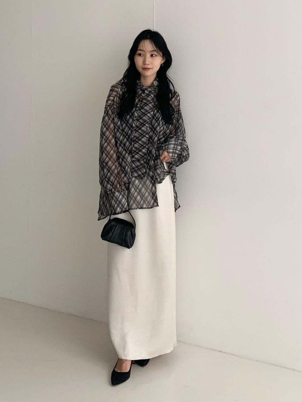 その他のシャツ/ブラウス、ホワイト系のスカート、ブラック系のハンドバッグを着用したレディースの秋コーディネートの2枚目の写真