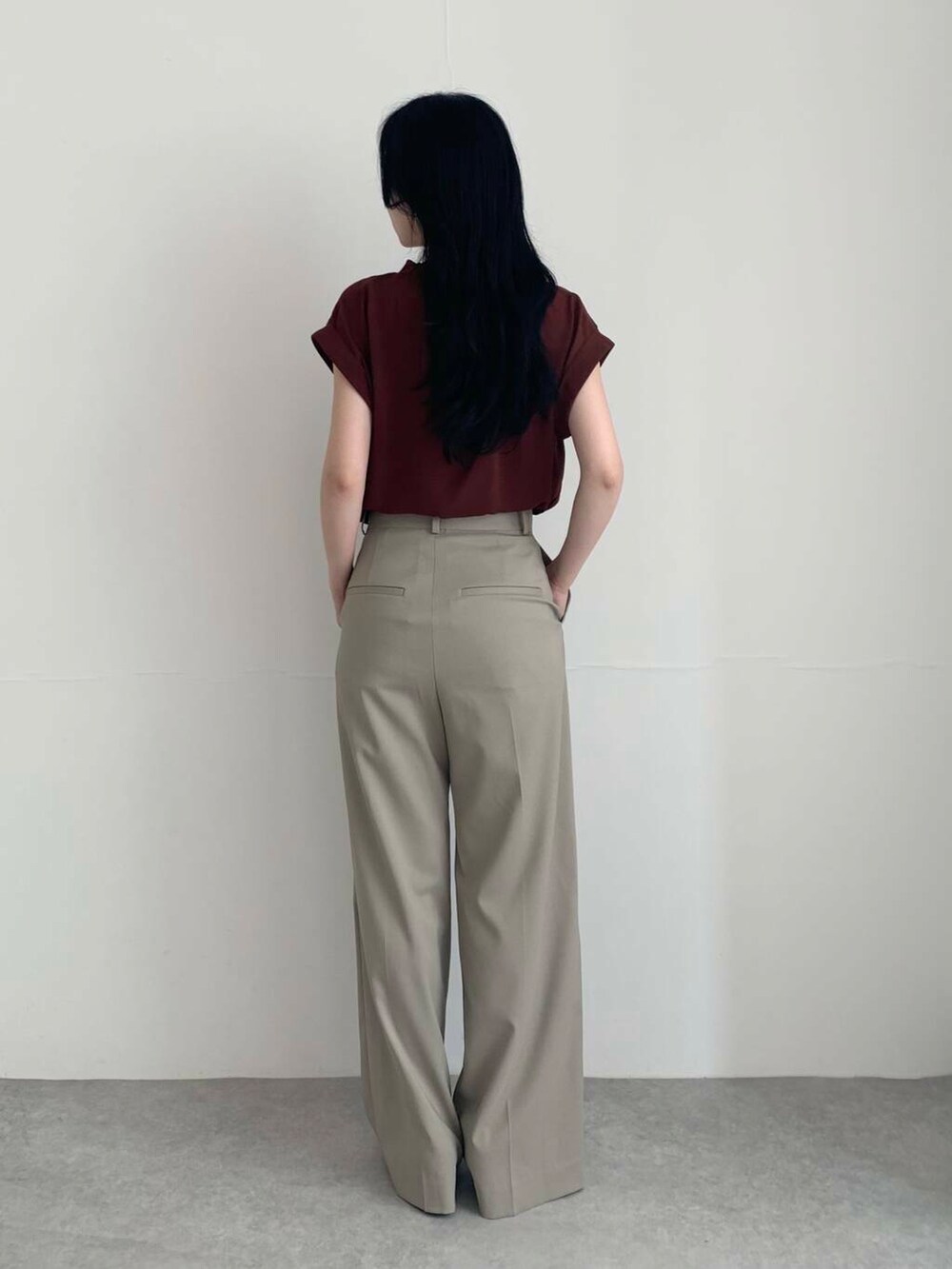 ブラウン系のパンプス、ブラウン系のその他パンツ、ブラウン系のシャツ/ブラウスを着用したレディースの夏コーディネートの4枚目の写真