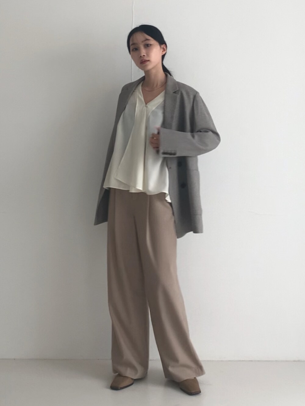 ホワイト系のシャツ/ブラウス、ベージュ系のその他パンツ、ベージュ系のパンプスを着用したレディースの秋コーディネートの5枚目の写真