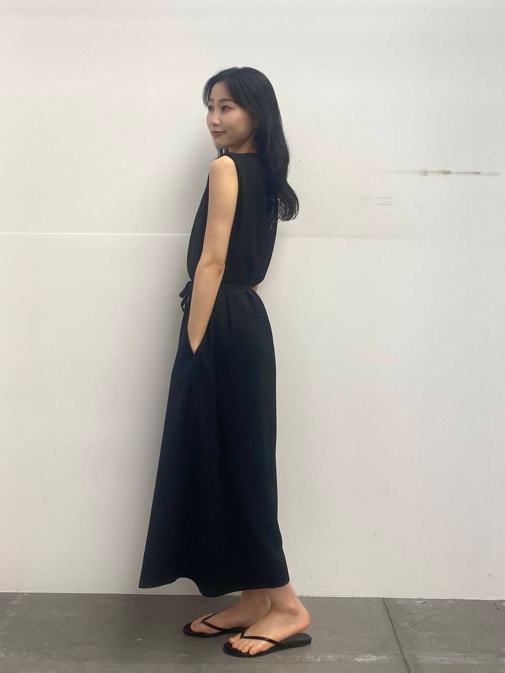 ブラック系のサンダル、ブラック系のつなぎ/オールインワンを着用したレディースの夏コーディネートの4枚目の写真