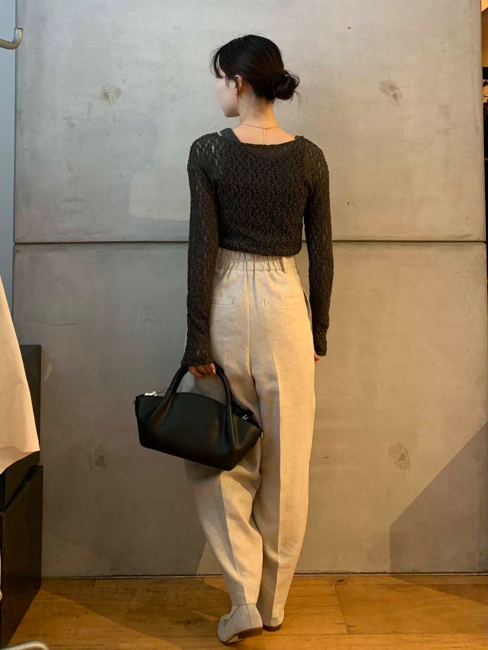 ベージュ系のその他パンツ、ブラウン系のバレエシューズ、ブラック系のショルダーバッグを着用したレディースの秋コーディネートの5枚目の写真