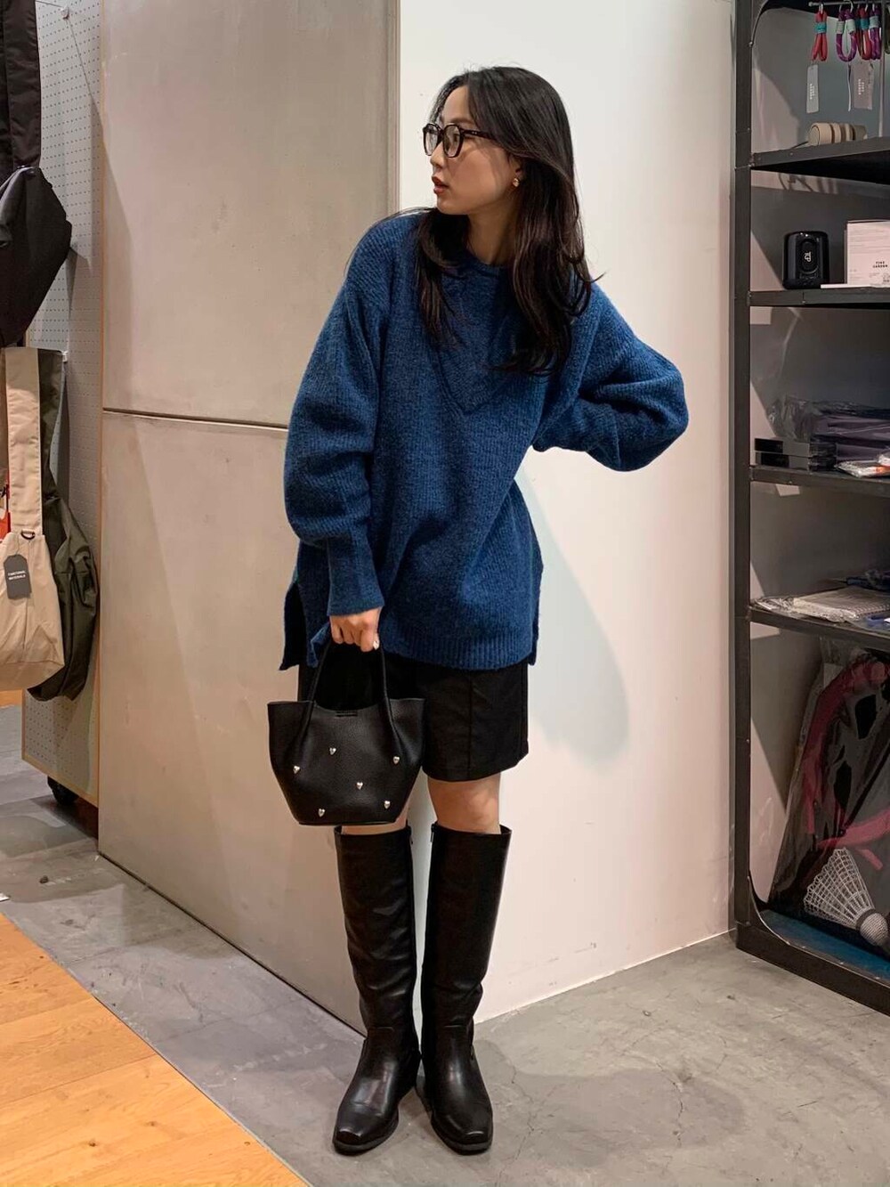 ブラック系のブーツ、ブラック系のその他パンツ、ブラック系のその他アウターを着用したレディースの冬コーディネートの2枚目の写真
