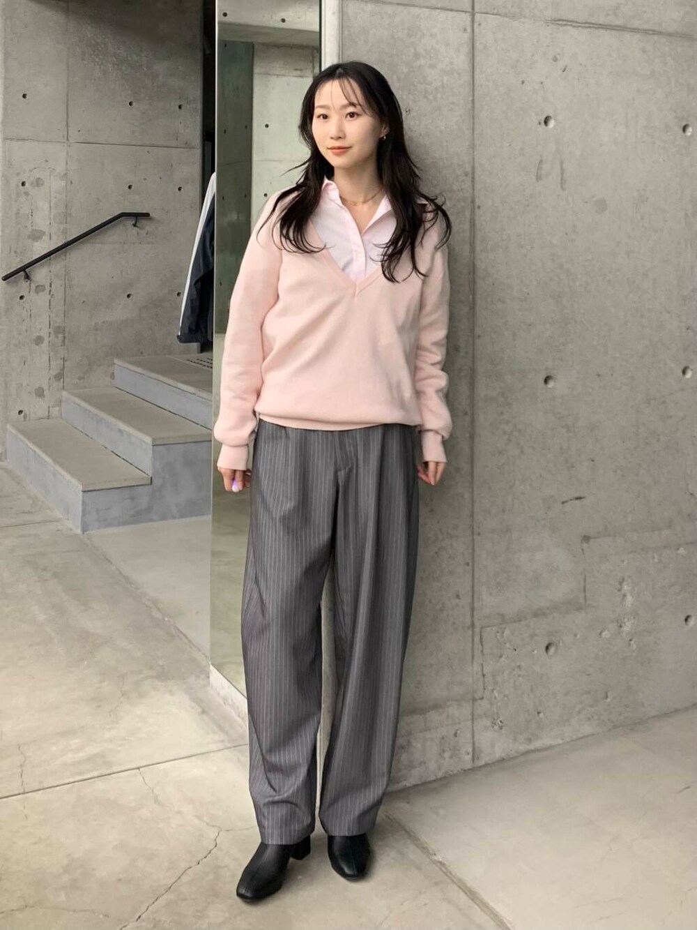 ブラック系のブーツ、ピンク系のシャツ/ブラウス、ピンク系のチュニックを着用したレディースの冬コーディネートの2枚目の写真