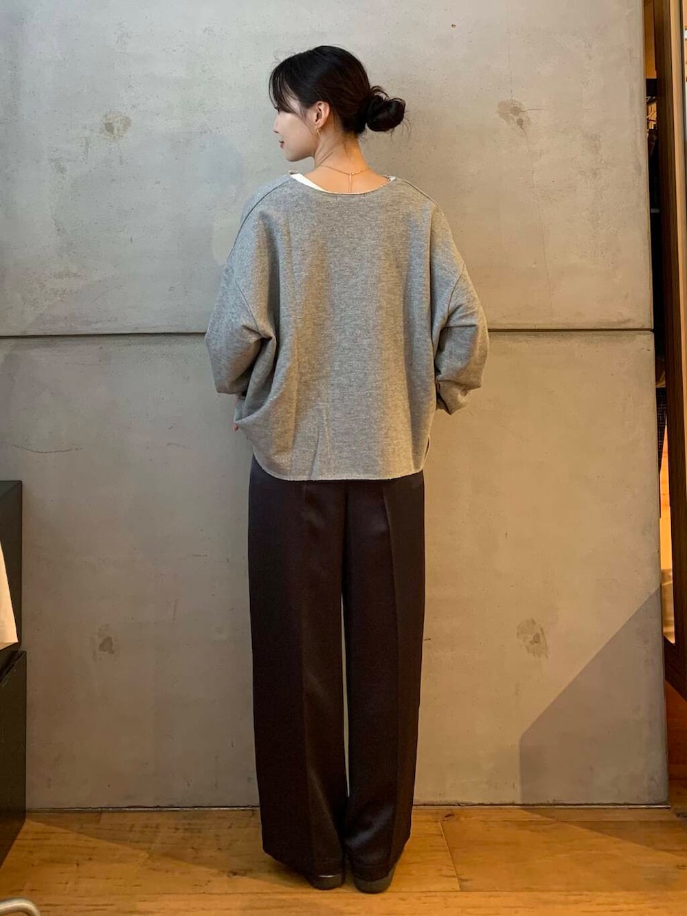 グレー系のその他パンツ、ホワイト系のスニーカー、グレー系のTシャツ/カットソーを着用したレディースの秋コーディネートの5枚目の写真