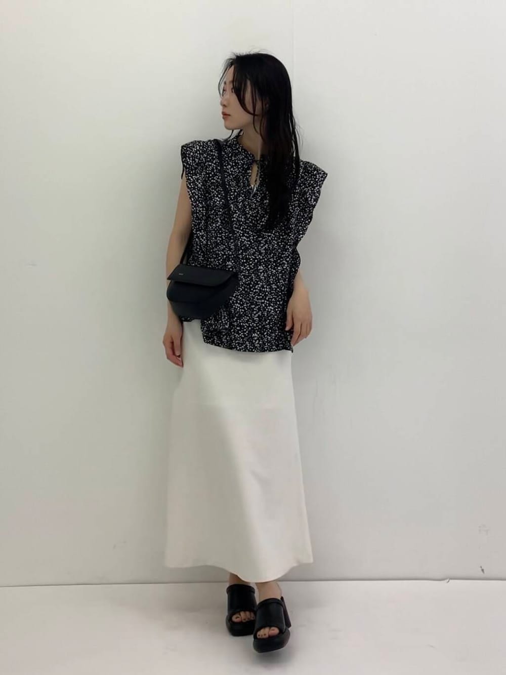 「スカート、ノースリーブ、休日コーデ、休日スタイル、ROSSO、骨格ウェーブ、キレイめスタイル、初夏のお出掛けコーデ、ブルベ夏×骨格ウェーブ、トレンドシャツ」｜「URBAN RESEARCH ROSSO WOMENの接触冷感リネン混バイヤススカート（スカート、ホワイト系）」を使った、美波さん（レディース・158cm）の春コーディネートの2枚目の写真
