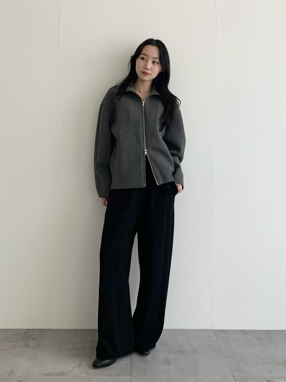 グレー系のその他アウター、ブラック系のその他パンツ、ブラック系のその他シューズを着用したレディースの秋コーディネートの3枚目の写真