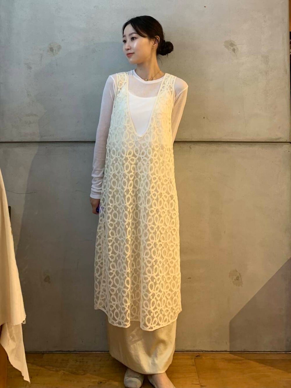 ホワイト系のスカート、ブラウン系のバレエシューズ、ホワイト系のTシャツ/カットソーを着用したレディースの秋コーディネートの2枚目の写真