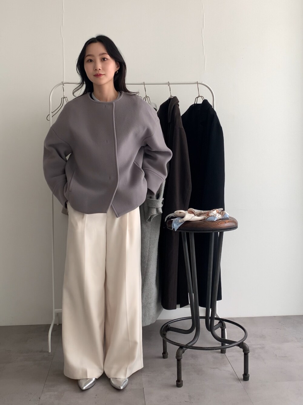 ベージュ系のその他アウター、ホワイト系のその他パンツ、シルバー系のパンプスを着用したレディースの冬コーディネートの3枚目の写真