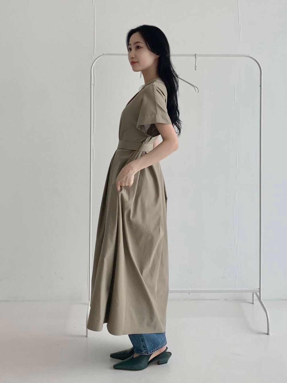 ブルー系のデニムパンツ、グレー系のワンピースを着用したレディースの夏コーディネートの3枚目の写真