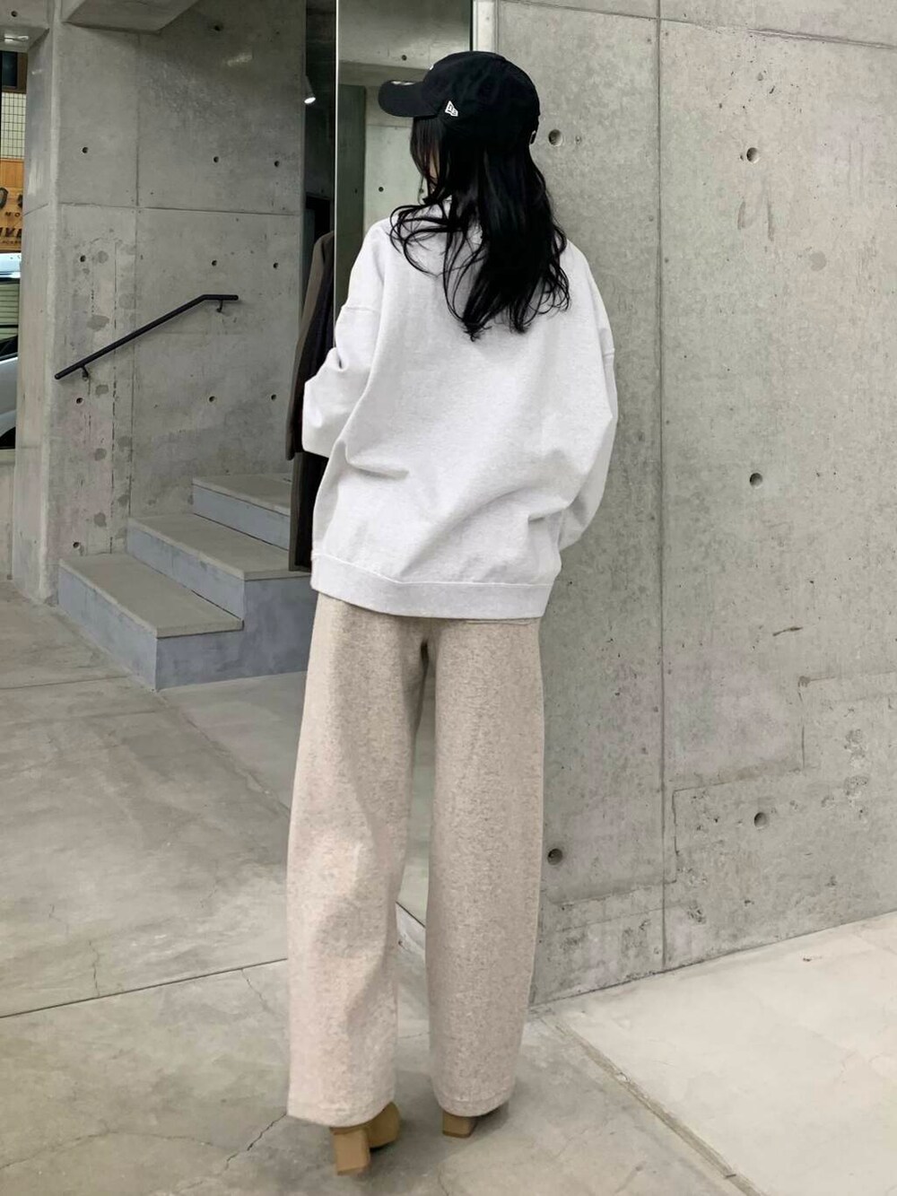 ベージュ系のブーツ、ベージュ系のその他パンツ、グレー系のスウェットを着用したレディースの冬コーディネートの6枚目の写真