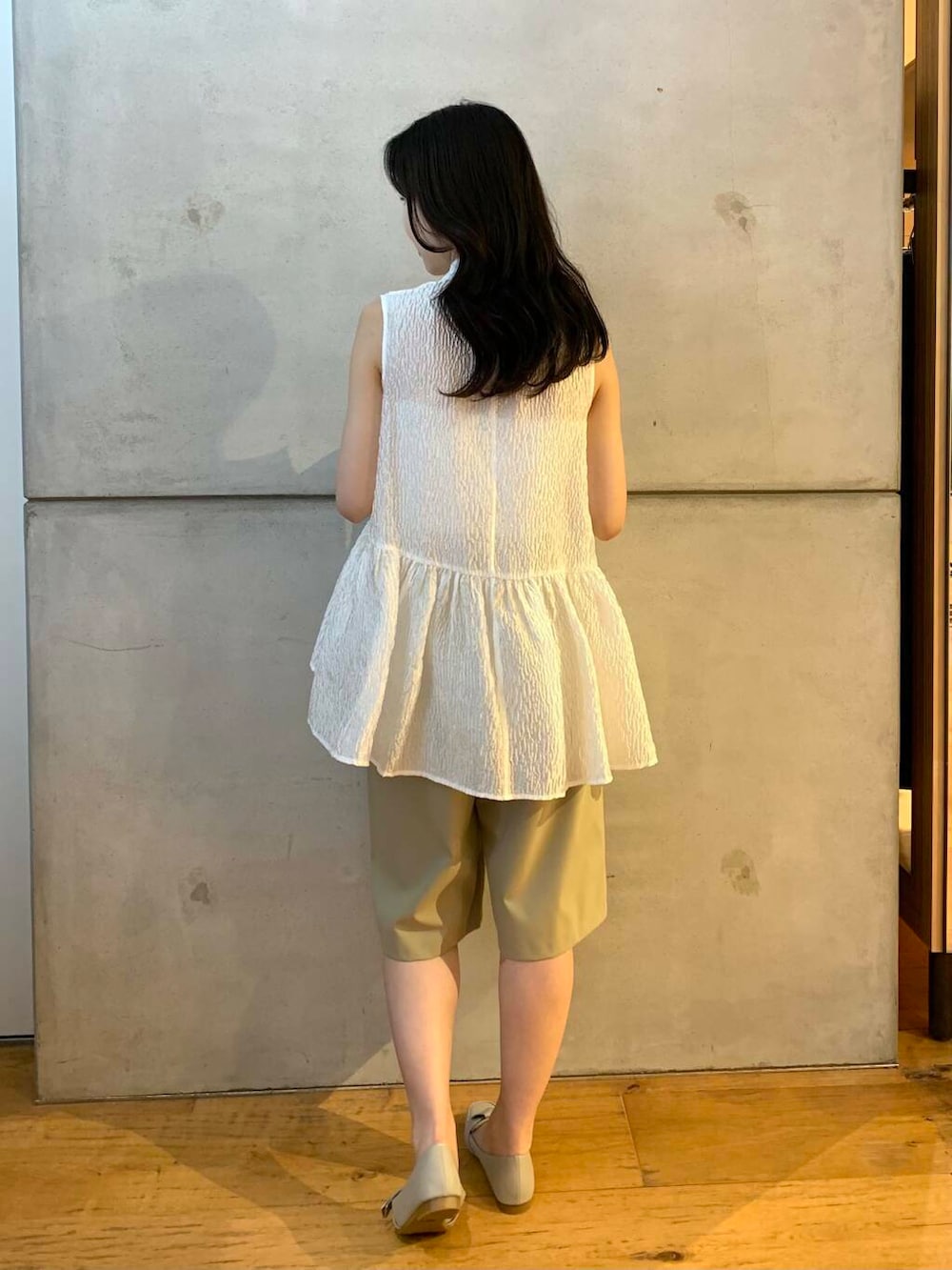 グレー系のドレスシューズ、ベージュ系のその他パンツ、ホワイト系のシャツ/ブラウスを着用したレディースの夏コーディネートの4枚目の写真