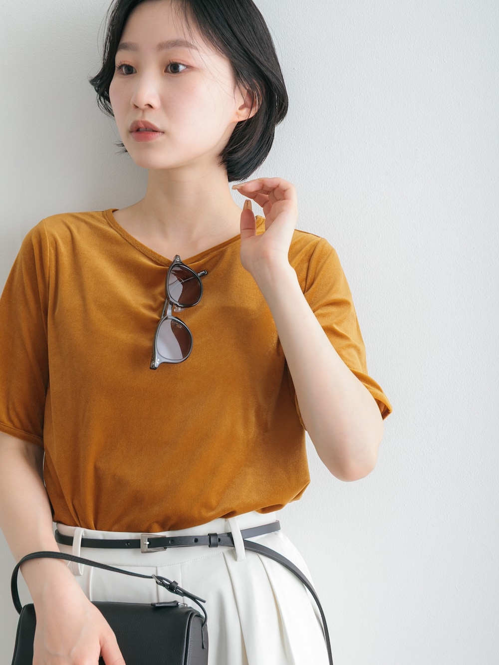 イエロー系のTシャツ/カットソー、ホワイト系のその他パンツを着用したレディースの夏コーディネートの2枚目の写真