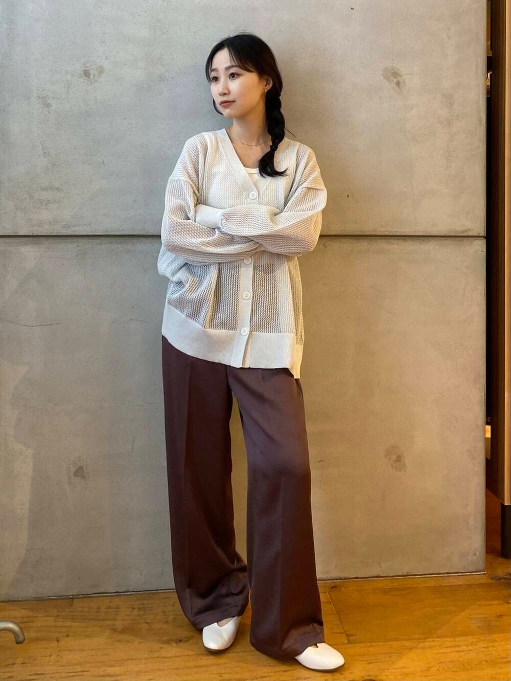 ホワイト系のタンクトップ、ホワイト系のパンプス、ブラウン系のその他パンツを着用したレディースの夏コーディネートの3枚目の写真