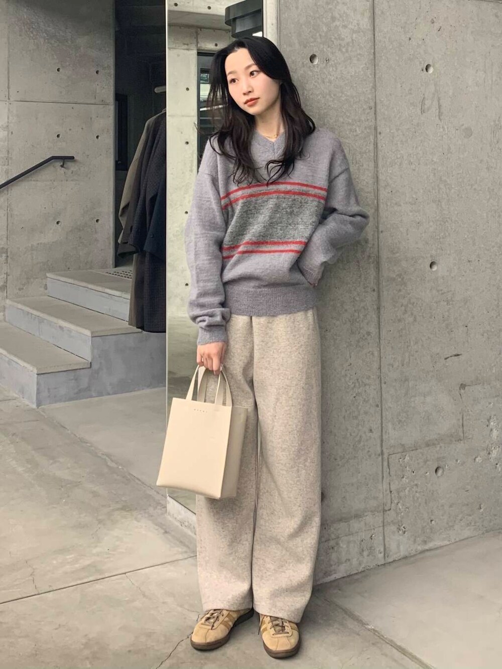 ベージュ系のその他パンツ、グレー系のニット/セーターを着用したレディースの冬コーディネートの4枚目の写真