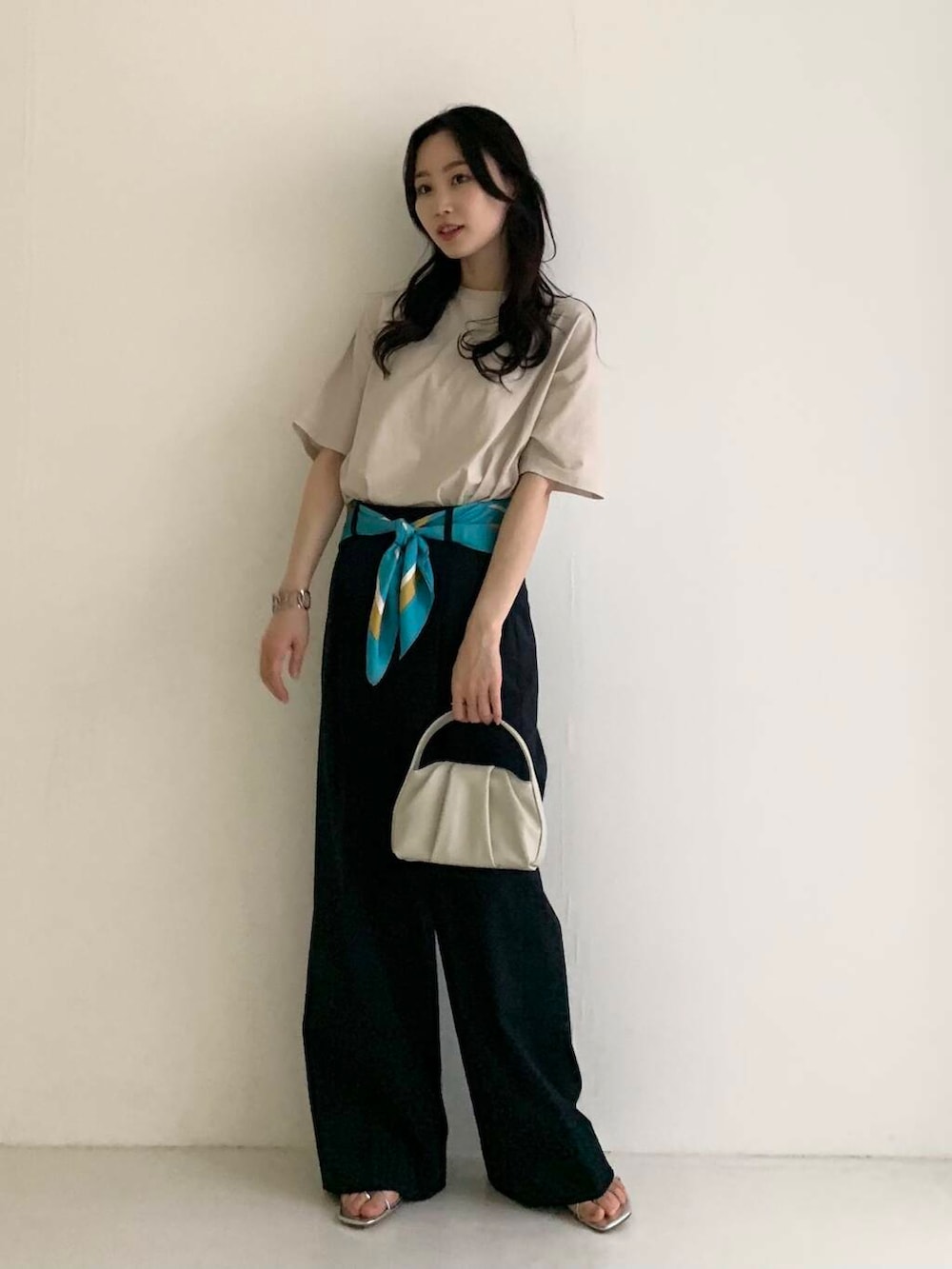 「スラックス、休日コーデ、休日スタイル、ROSSO、ブルベ夏、骨格ウェーブ、きれいめtシャツ、キレイめスタイル、テーマパークコーデ、ブルベ夏×骨格ウェーブ」｜「URBAN RESEARCH ROSSO WOMENのLUMEN　FANTINE BAG（ハンドバッグ、ホワイト系）」を使った、美波さん（レディース・158cm）の春コーディネートの3枚目の写真
