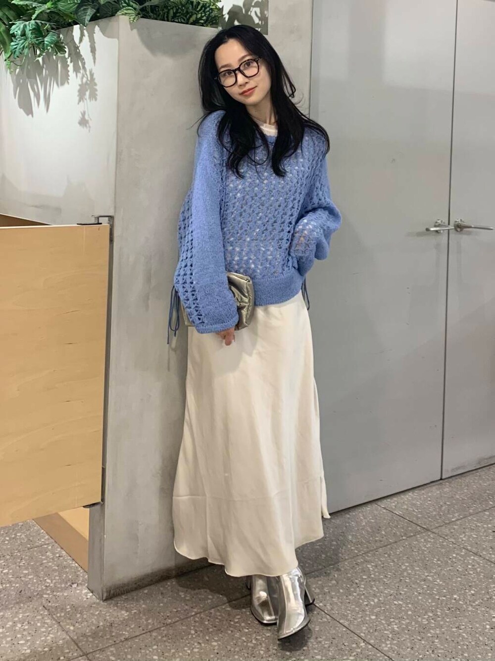 ホワイト系のスカート、シルバー系のショルダーバッグ、ホワイト系のTシャツ/カットソーを着用したレディースの冬コーディネートの2枚目の写真