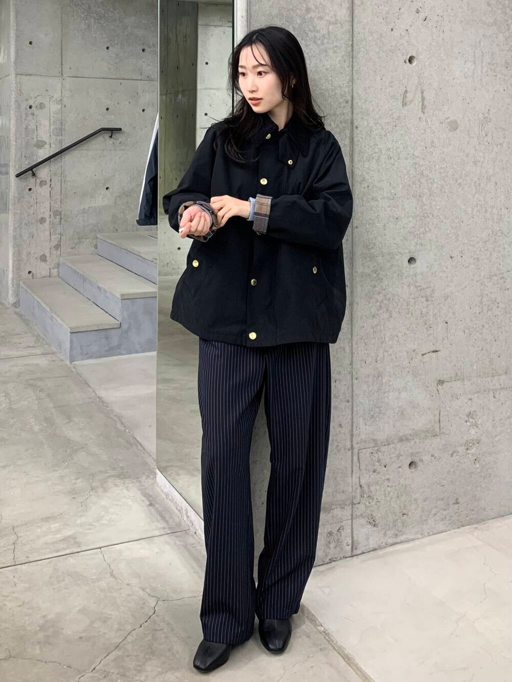 「アーバンリサーチ、URBANRESEARCH、babour、ブルベ夏、骨格ウェーブ、ブルベ夏×骨格ウェーブ、春のジャケットスタイル、スタッフが狙う春の新作」｜「URBAN RESEARCHのシープレザーショートブーツ（ブーツ、ブラック系）」を使った、美波さん（レディース・158cm）の冬コーディネートの4枚目の写真