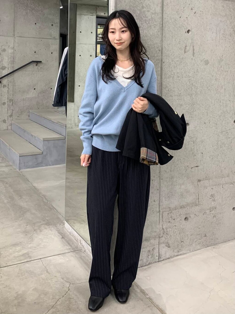 ブラック系のブーツ、ホワイト系のTシャツ/カットソー、ブルー系のチュニックを着用したレディースの冬コーディネートの2枚目の写真