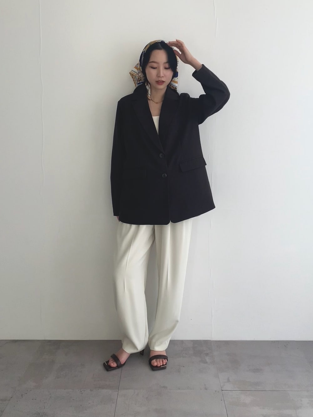 ブラウン系のその他アウター、ホワイト系のその他パンツ、イエロー系のバンダナ/スカーフを着用したレディースの冬コーディネートの3枚目の写真