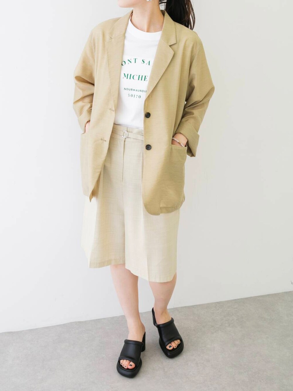 「休日コーデ、休日スタイル、ROSSO、ブルベ夏、骨格ウェーブ、きれいめtシャツ、キレイめスタイル、初夏のお出掛けコーデ、テーマパークコーデ、ブルベ夏×骨格ウェーブ、トレンドシャツ」｜「URBAN RESEARCH ROSSO WOMENのリネンライクハーフパンツ（その他パンツ、ベージュ系）」を使った、美波さん（レディース・158cm）の春コーディネートの2枚目の写真