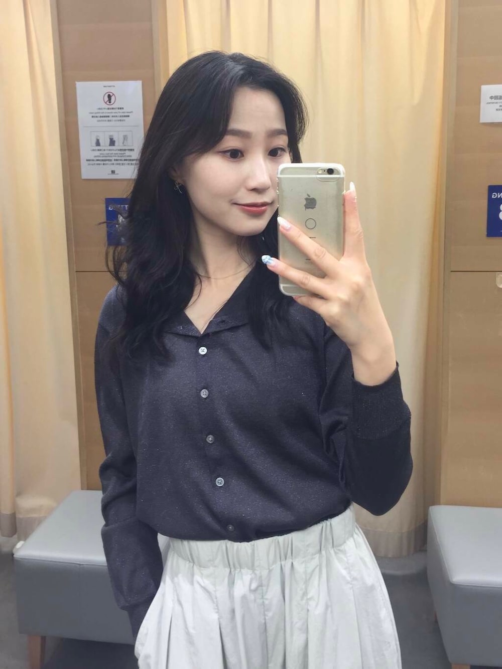 ブラック系のサンダル、グレー系のその他パンツ、グレー系のカーディガン/ボレロを着用したレディースの夏コーディネートの6枚目の写真