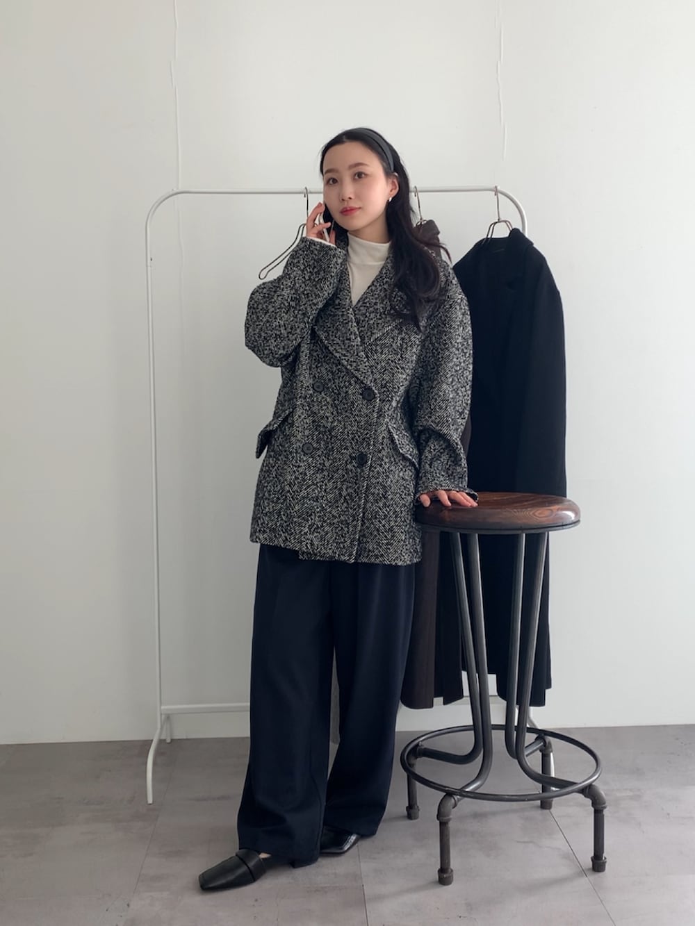 ブルー系のその他パンツ、ブラック系のピーコート、ホワイト系のTシャツ/カットソーを着用したレディースの冬コーディネートの3枚目の写真